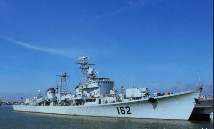 Tàu khu trục tên lửa Nam Ninh type 051 của Hạm đội Nam Hải, đã nghỉ hưu, chuẩn bị cải tạo thành tàu hải giám, hoạt động trên biển Đông.